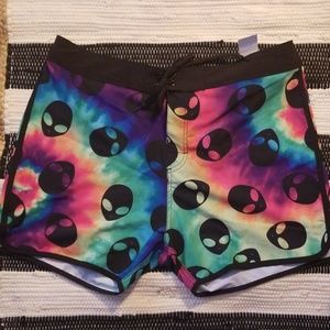 Hot Topic mens size 38 alien tie dye board shorts